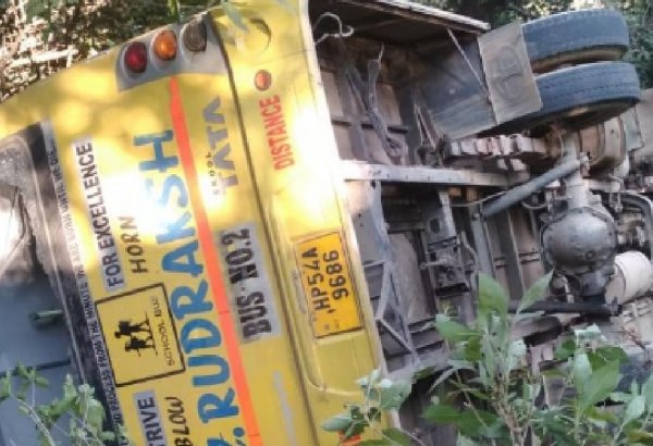 Hindistanda məktəbliləri aparan avtobus aşdı