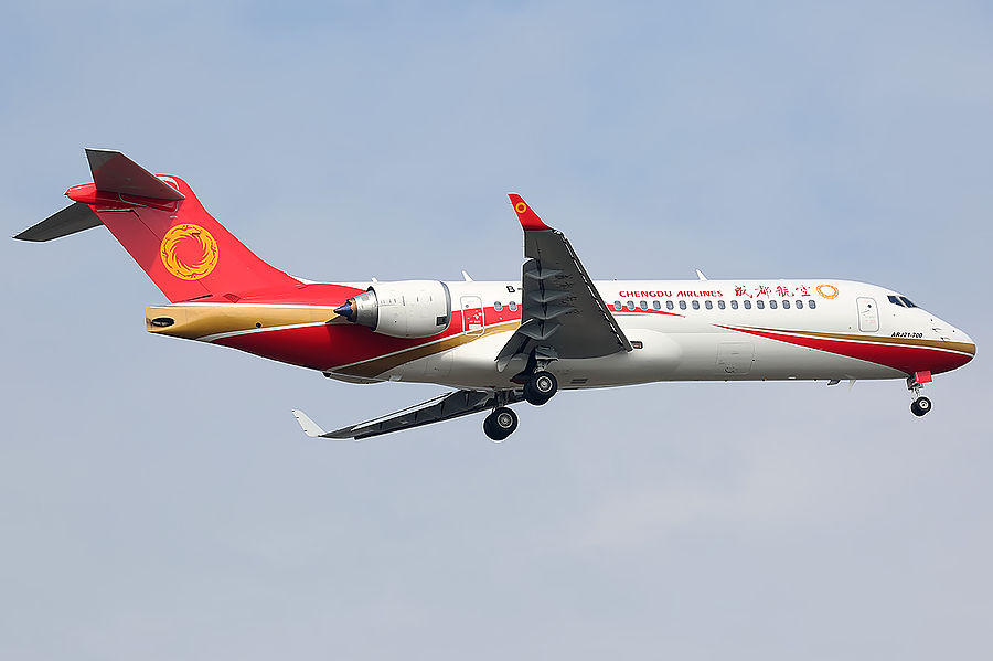 Китайский реактивный самолет выполнил показательный полет над водой с пассажирами на борту