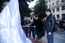 В центральной бакинской школе открыт памятник поэту Микаилу Мушвигу (ФОТО)