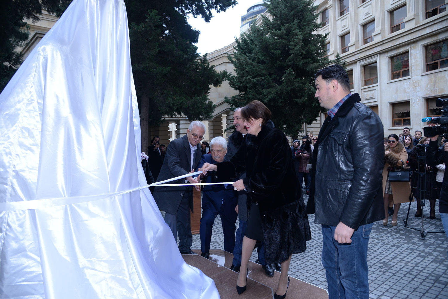В центральной бакинской школе открыт памятник поэту Микаилу Мушвигу (ФОТО)