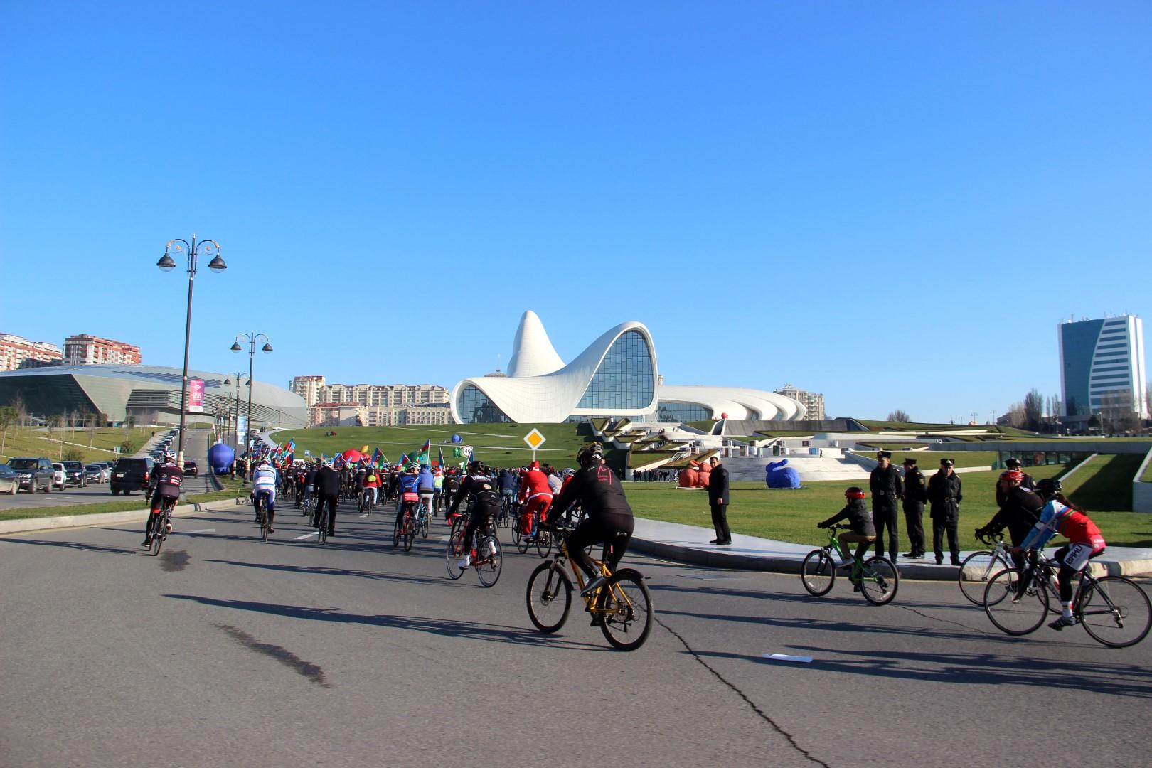 При поддержке Центра Гейдара Алиева в Баку прошёл велопробег под девизом «Наша сила – в солидарности» (ФОТО)