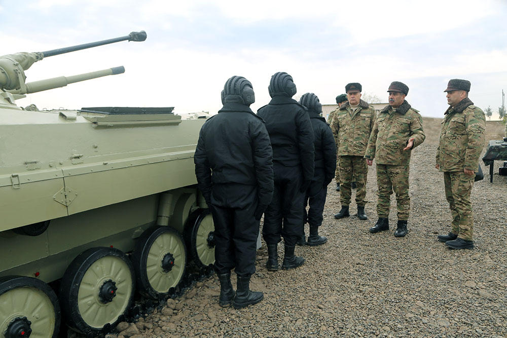 Министр обороны проверил боеготовность бронетехники, размещенной в прифронтовой зоне (ФОТО)