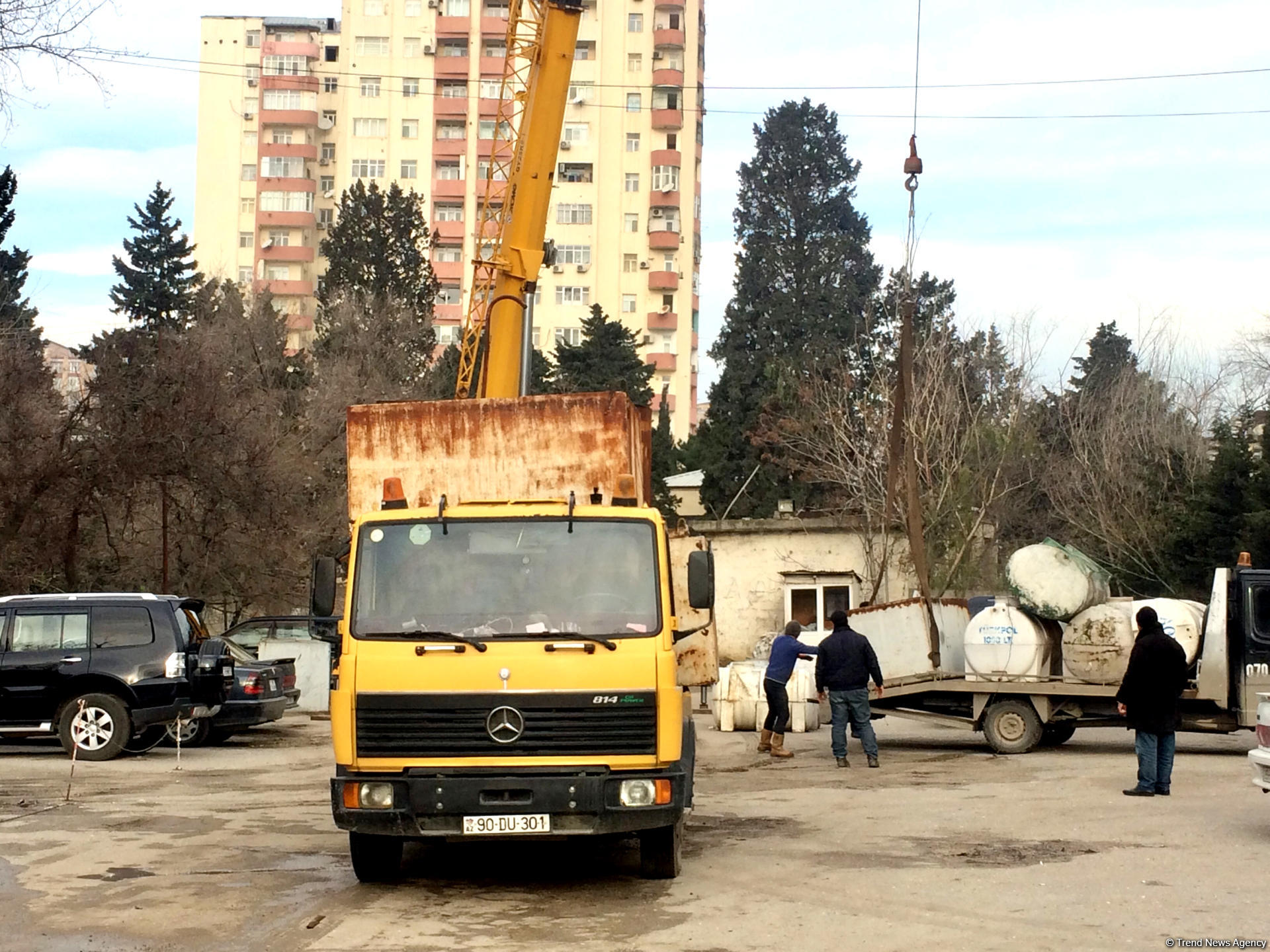 В Баку с крыш домов демонтируются водяные баки (ФОТО)