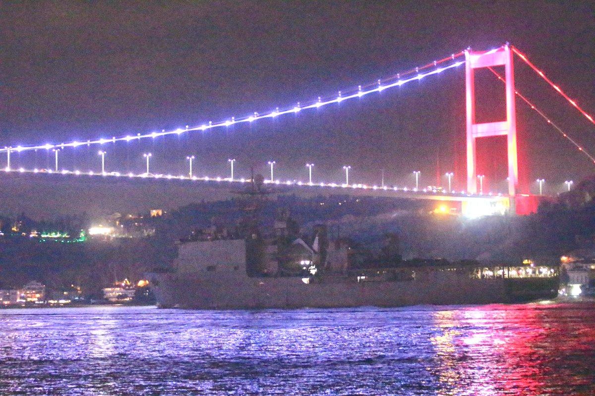 Большой десантный корабль ВМС США вошел в Черное море