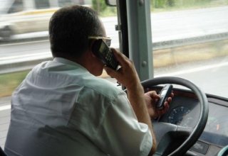 Sükan arxasında telefonla danışan avtobus sürücüsü cəzalandırıldı (FOTO)
