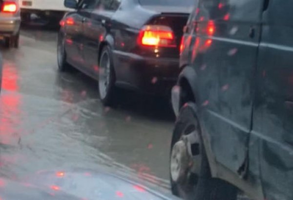 Bakıda magistral kəmərdə qəza - Avtomobil yolunu su basdı (VİDEO)
