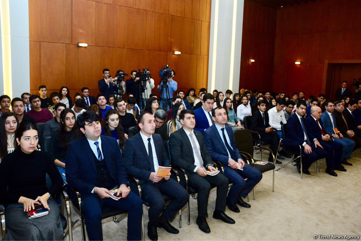 В центральной штаб-квартире правящей партии Азербайджана состоялась демонстрация фильма, посвященного борьбе с религиозным радикализмом (ФОТО)