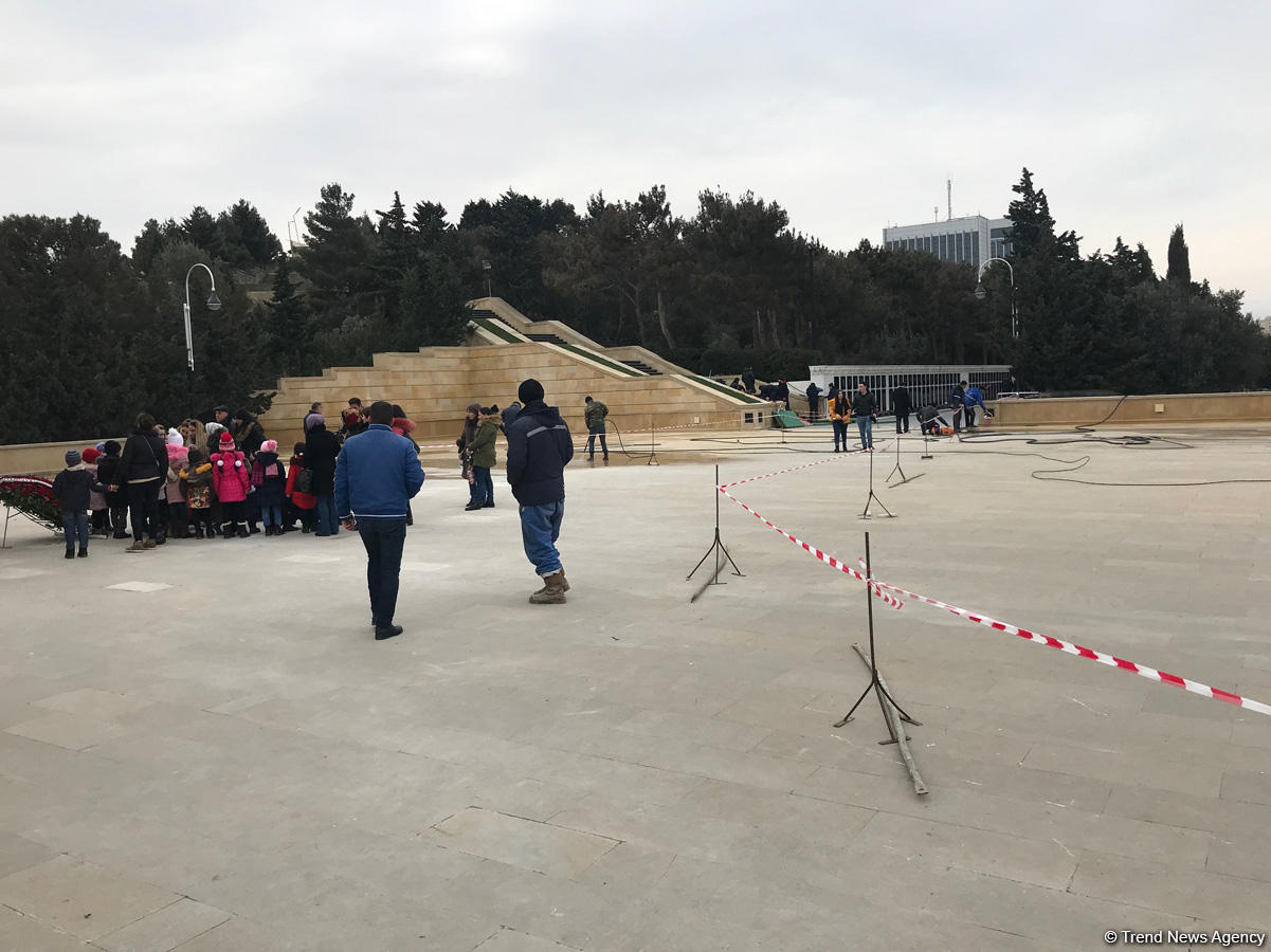 В Баку на Аллее шехидов началась подготовка к 20 Января (ФОТО)
