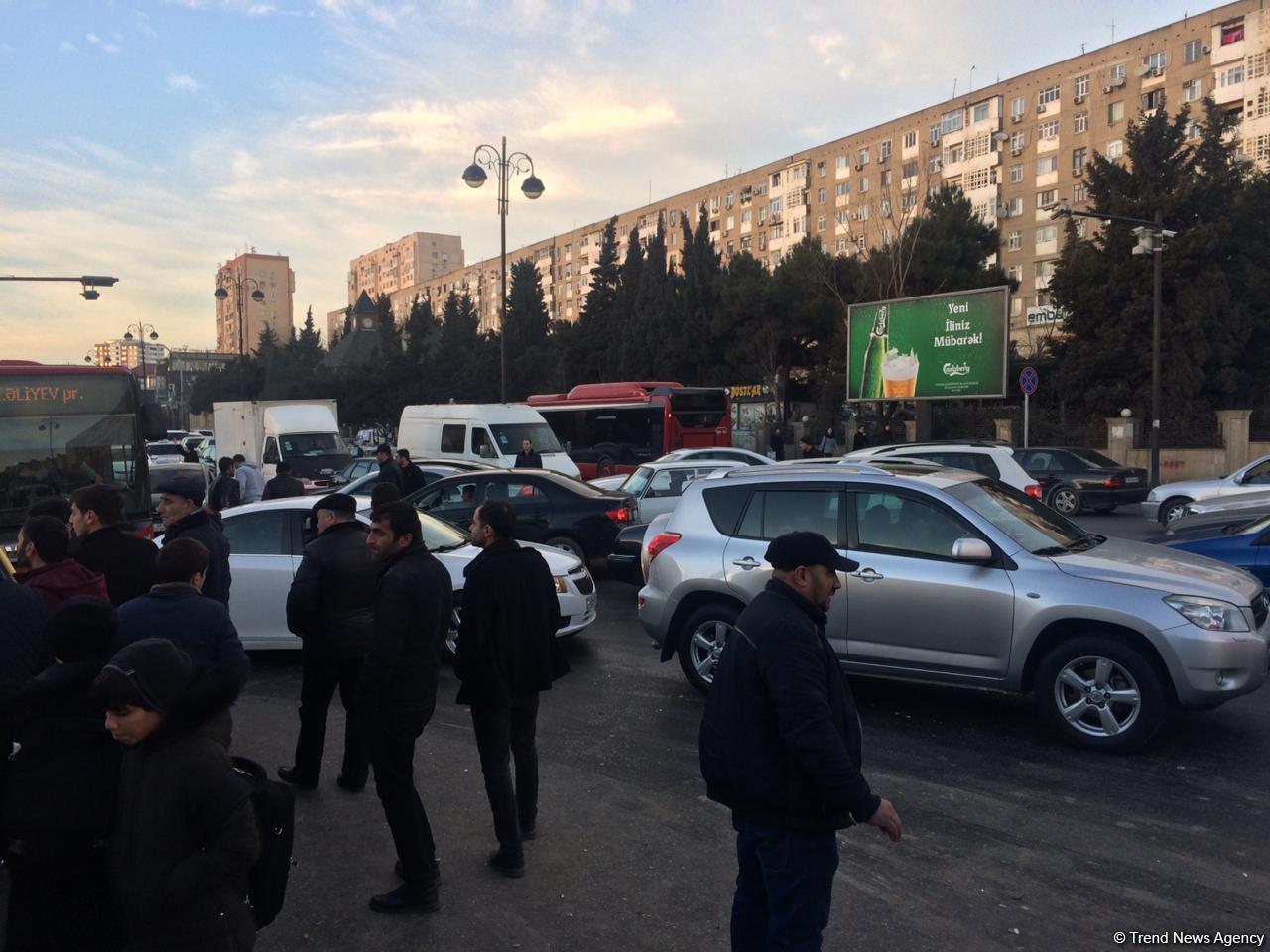 В Баку произошла цепная авария с участием четырех автомобилей (ФОТО/ВИДЕО)