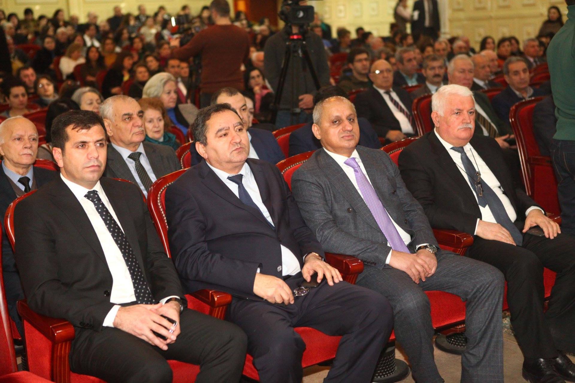 Bakı Dövlət Universitetində imtahanlar ictimai nəzarət altında keçirilir (FOTO)
