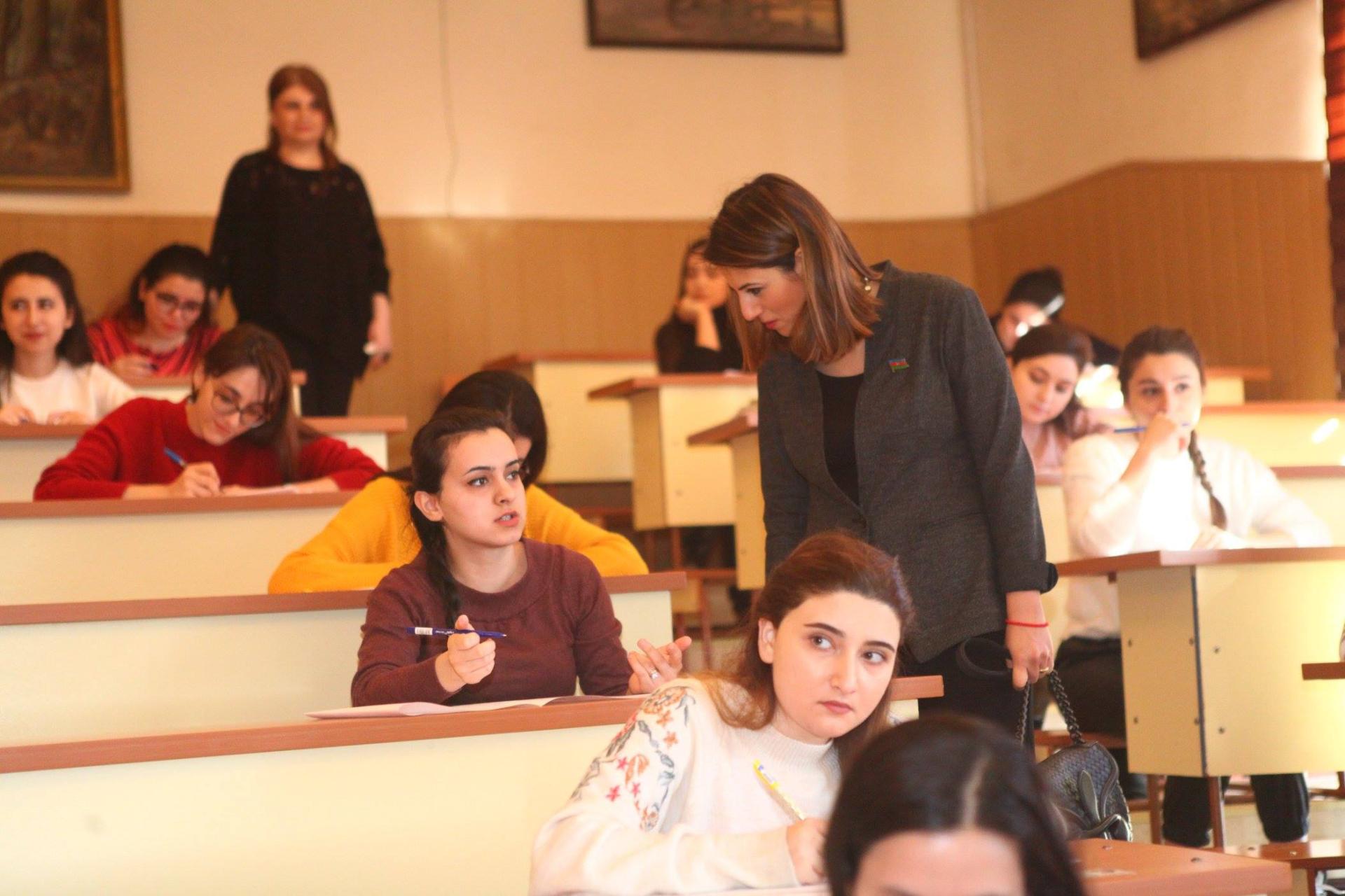 Bakı Dövlət Universitetində imtahanlar ictimai nəzarət altında keçirilir (FOTO)