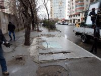 В Баку демонтирован павильон автобусной остановки (ФОТО)