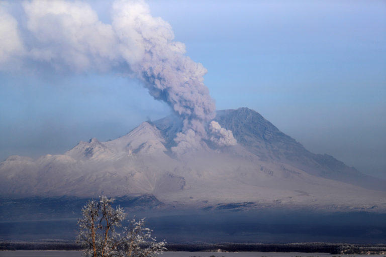 Ebeko vulkanı 3,6 km hündürlüyə tüstü püskürüb