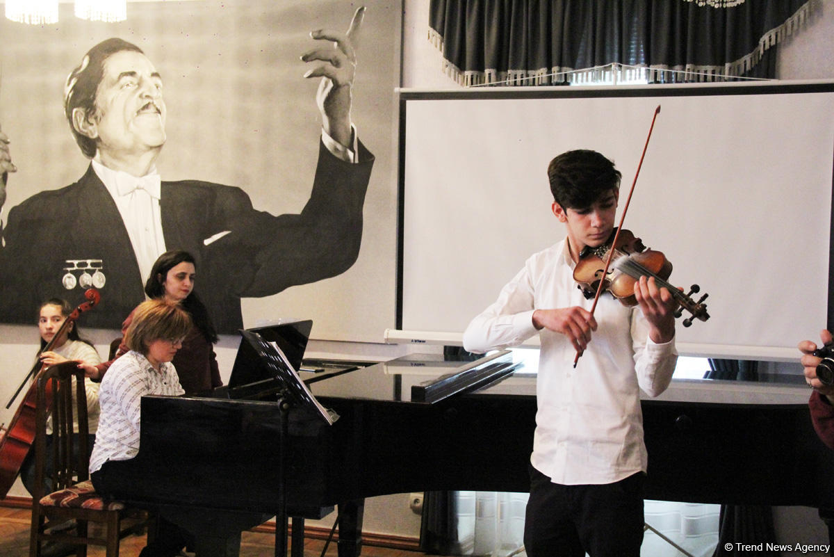 Эйюб Гулиев провел вечер с талантливыми учениками школы имени Рафига Бабаева (ВИДЕО, ФОТО)