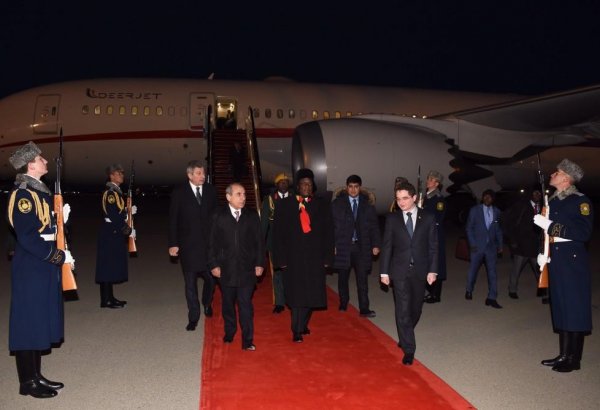 Президент Зимбабве прибыл с рабочим визитом в Азербайджан