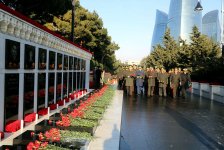 Military personnel of Ministry of Defense visit Alley of Martyrs (PHOTO)
