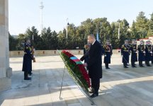 Azerbaijani president, first lady pay tribute to January 20 martyrs (PHOTO)