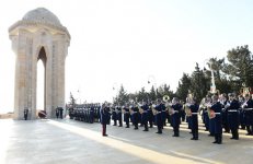 Azerbaijani president, first lady pay tribute to January 20 martyrs (PHOTO)