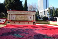 Azerbaijani public pays tribute to January 20 victims (PHOTO)