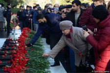 Azerbaijani public pays tribute to January 20 victims (PHOTO)