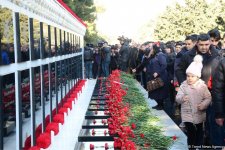 Azerbaijani public pays tribute to January 20 victims (PHOTO)