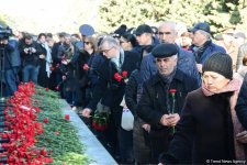 Azerbaijani public pays tribute to January 20 victims (PHOTO)