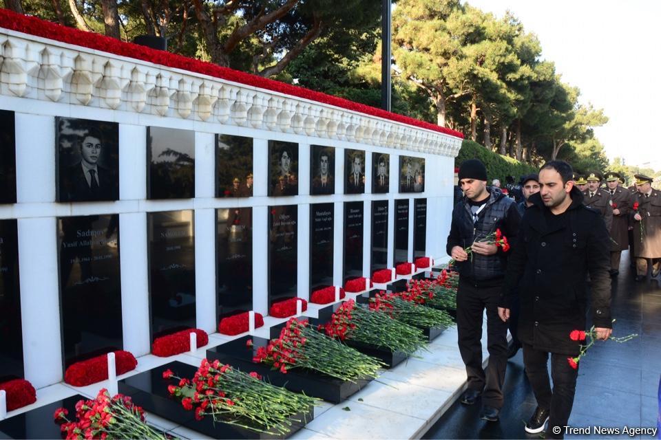 Azerbaijani public pays tribute to January 20 victims (PHOTO)