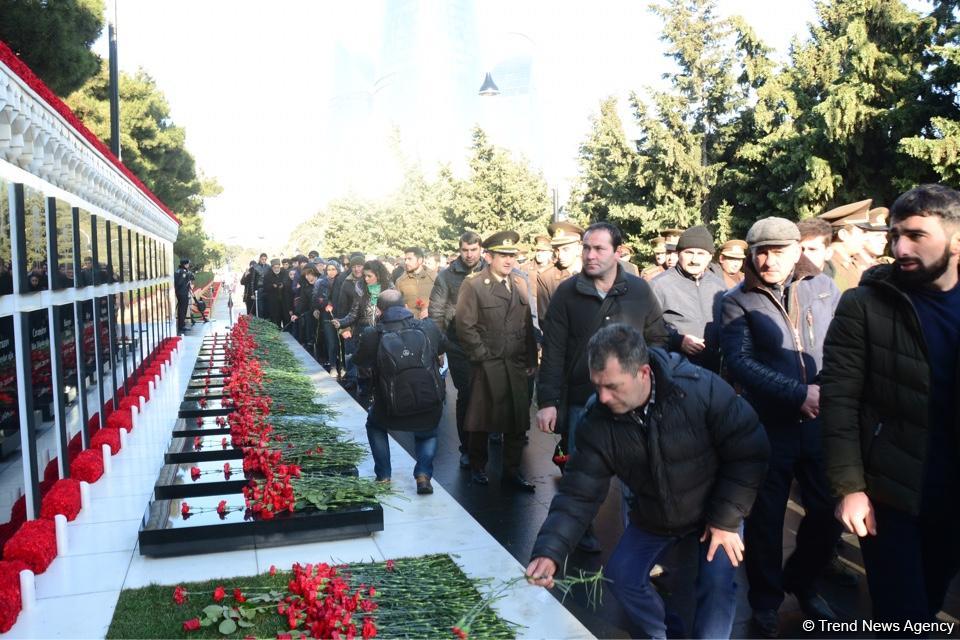 Azerbaijani public pays tribute to January 20 victims (PHOTO)