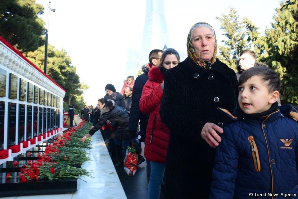 Azerbaijani public pays tribute to January 20 victims (PHOTO)