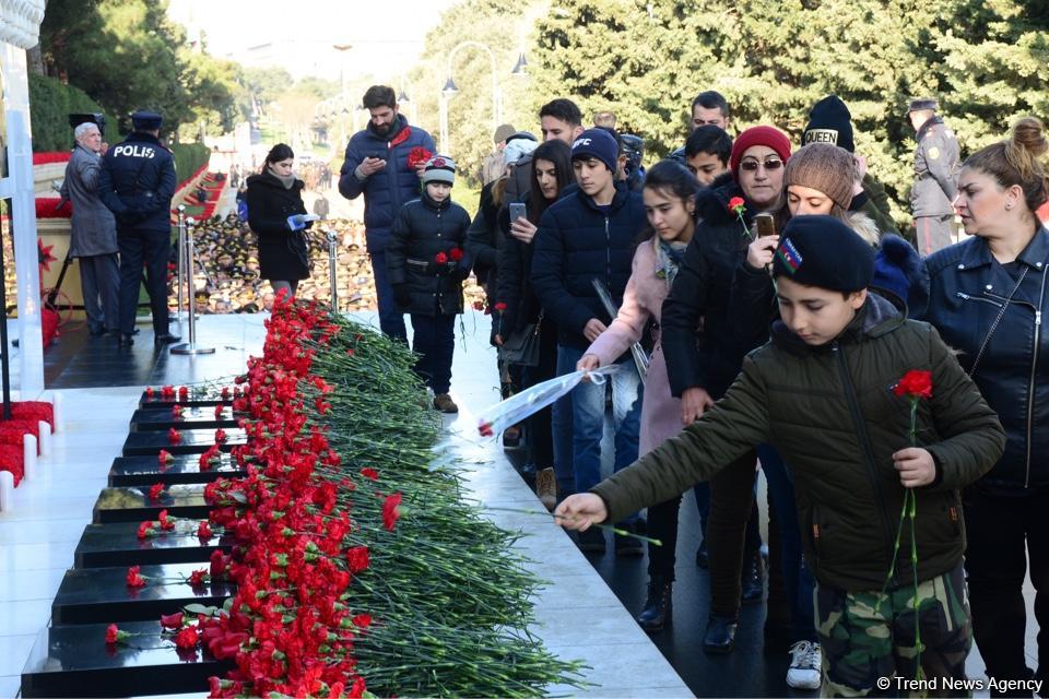 Azerbaijani public pays tribute to January 20 victims (PHOTO)