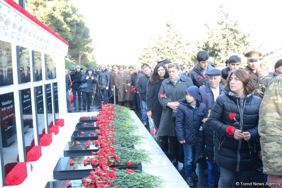 Azerbaijani public pays tribute to January 20 victims (PHOTO)