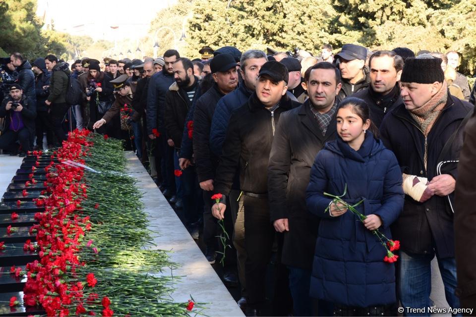 Azerbaijani public pays tribute to January 20 victims (PHOTO)