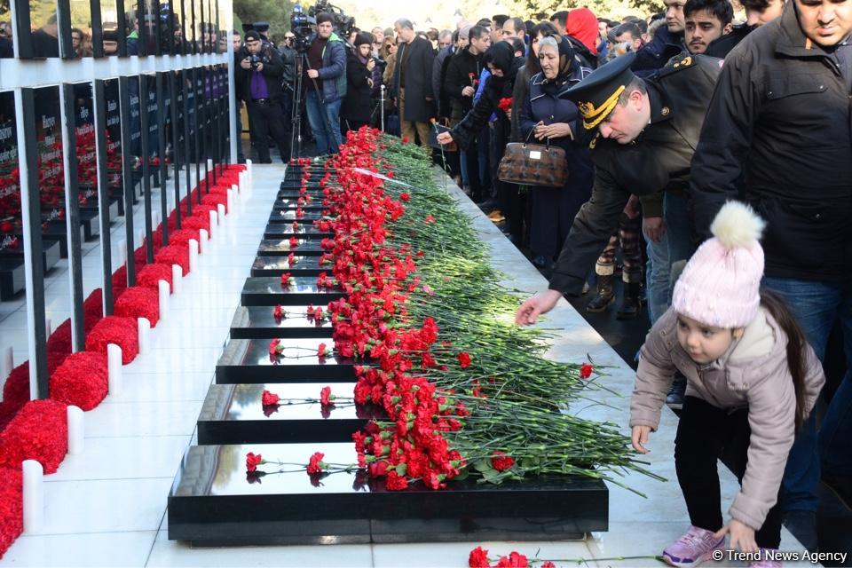 Azerbaijani public pays tribute to January 20 victims (PHOTO)