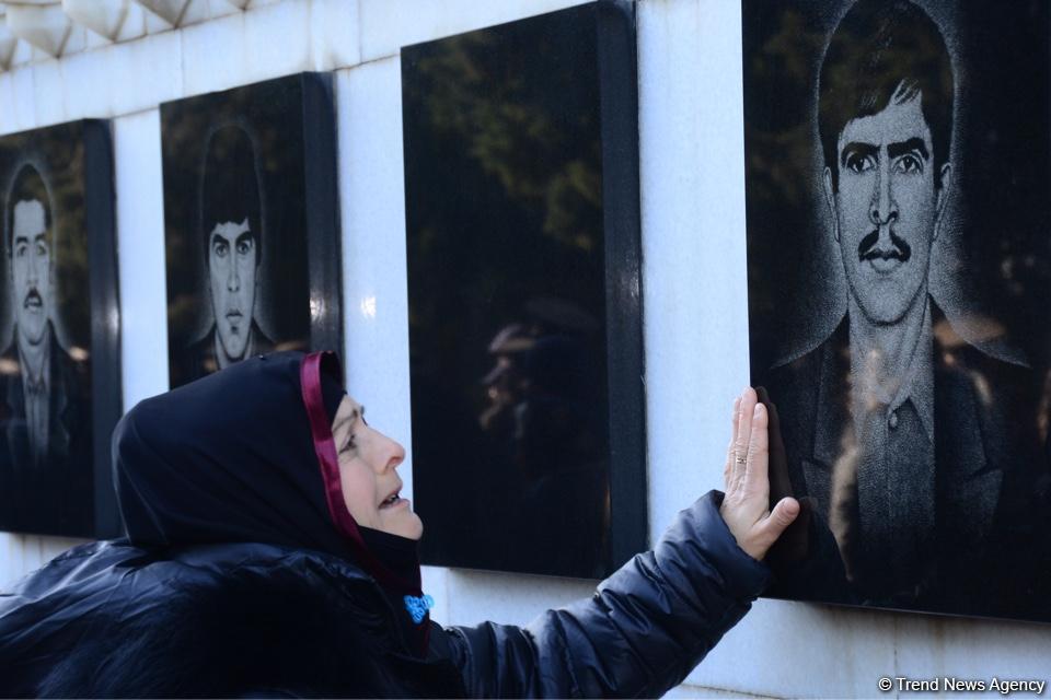 Azerbaijani public pays tribute to January 20 victims (PHOTO)