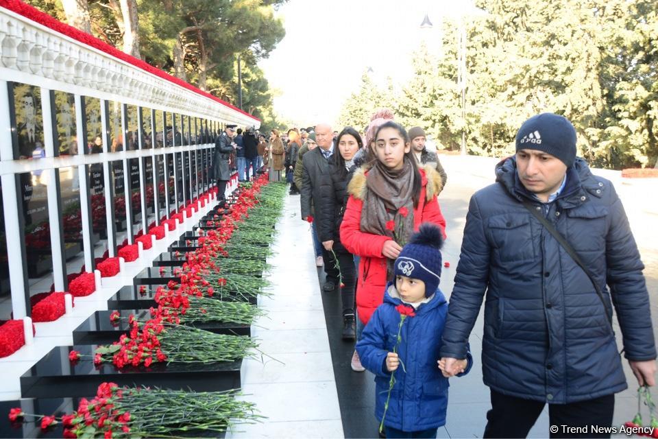 Azerbaijani public pays tribute to January 20 victims (PHOTO)