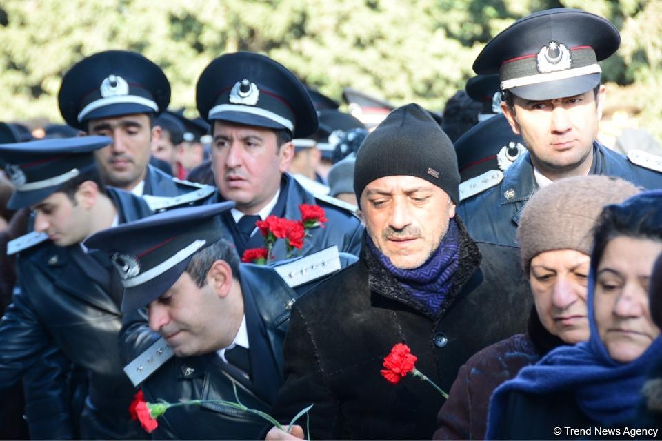 Azerbaijani public pays tribute to January 20 victims (PHOTO)