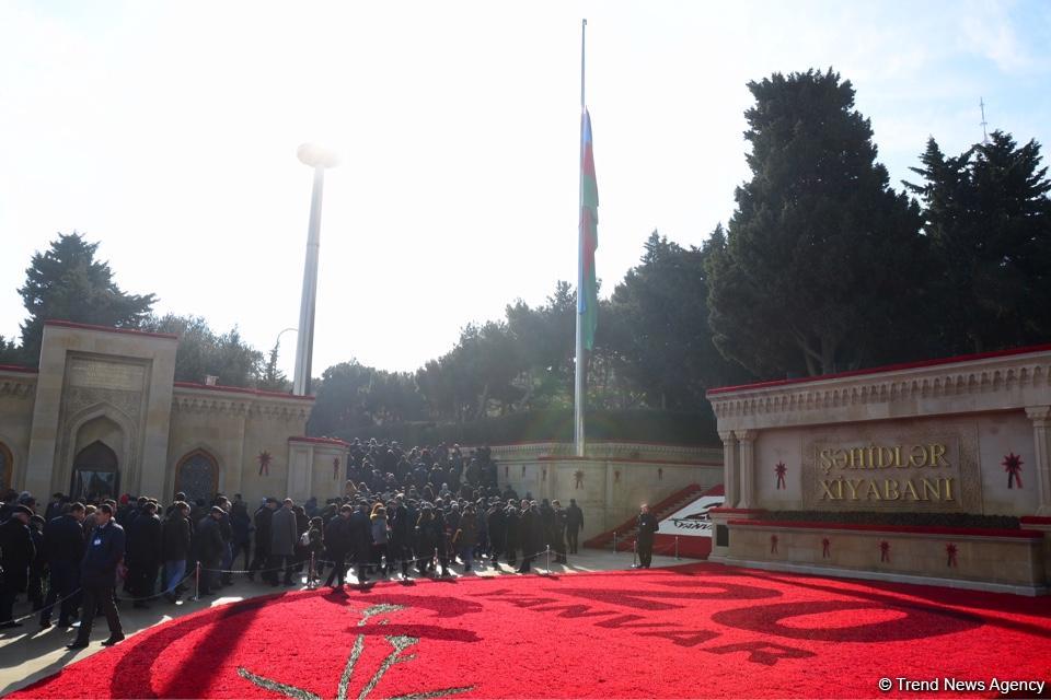 Azerbaijani public pays tribute to January 20 victims (PHOTO)