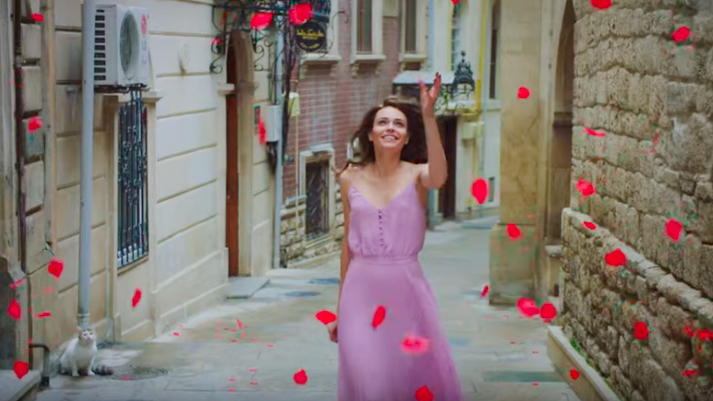 Жители старинной части Баку осыпали красавицу лепестками роз (ВИДЕО, ФОТО)