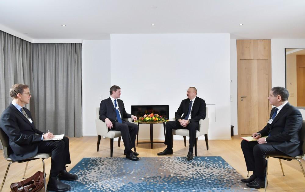 Prezident İlham Əliyev Davosda “Visa” şirkətinin prezidenti ilə görüşüb (FOTO)