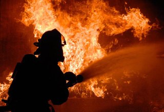 Пожарные работают над локализацией пожара на заводе в Техасе