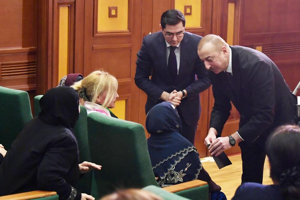 Prezident İlham Əliyev şəhid anasının ayağa qalxmasına izin vermədi, özü onun yanına getdi