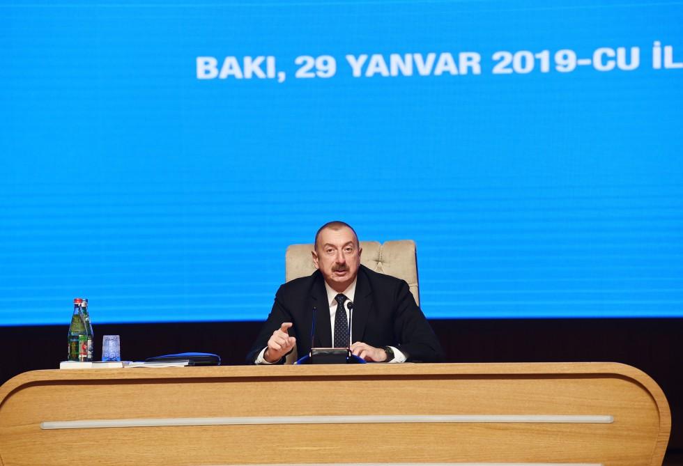 Президент Ильхам Алиев: Встречи в рамках ВЭФ показали готовность крупных компаний инвестировать в сферу энергетики Азербайджана (версия 2)