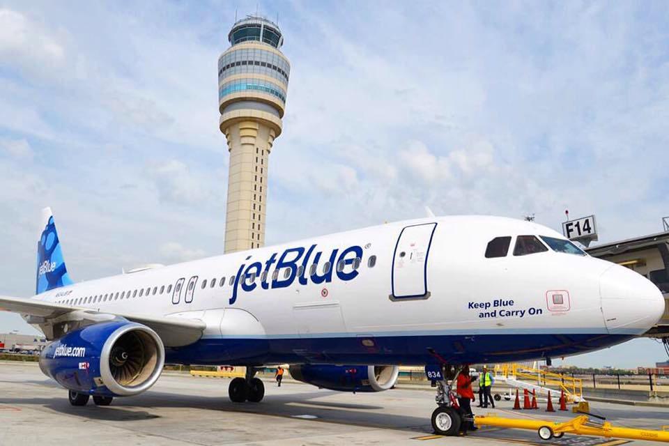 Самолет авиакомпании JetBlue совершил посадку в Лос-Анджелесе после удара молнии