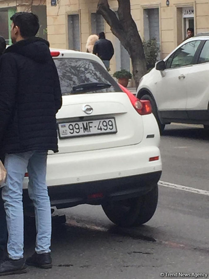 Bakının mərkəzində qəza - Qadın sürücü özünü avtomobildən atdı (FOTO)
