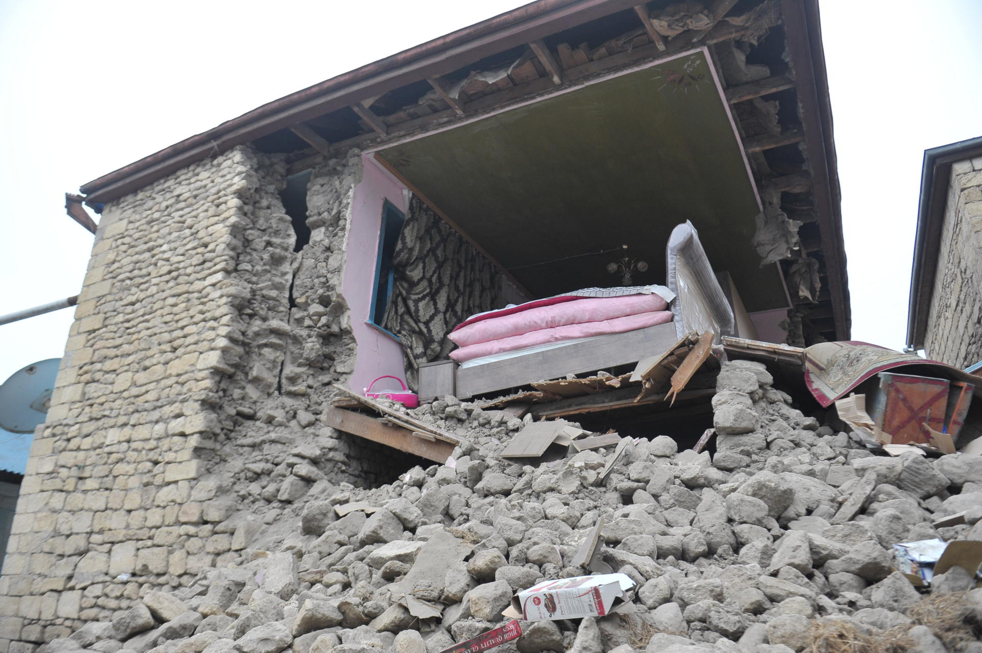 По поручению Первого вице-президента Мехрибан Алиевой Фонд Гейдара Алиева приложит усилия для скорейшего решения возникших в результате землетрясения проблем (ФОТО)