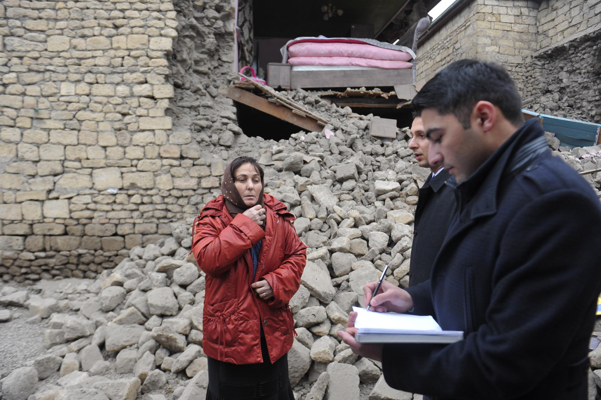 По поручению Первого вице-президента Мехрибан Алиевой Фонд Гейдара Алиева приложит усилия для скорейшего решения возникших в результате землетрясения проблем (ФОТО) - Gallery Image