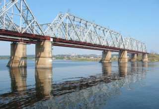 Монтаж последнего пролета железнодорожного моста через реку Амур в Китай завершат в марте