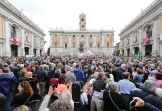 Thousands protest Italy's govt in Rome
