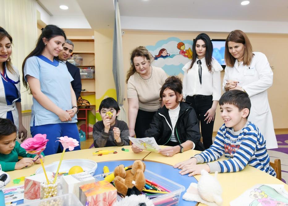 Birinci vitse-prezident Mehriban Əliyeva Bakıdakı Uşaq Psixonevroloji Mərkəzində olub (FOTO)