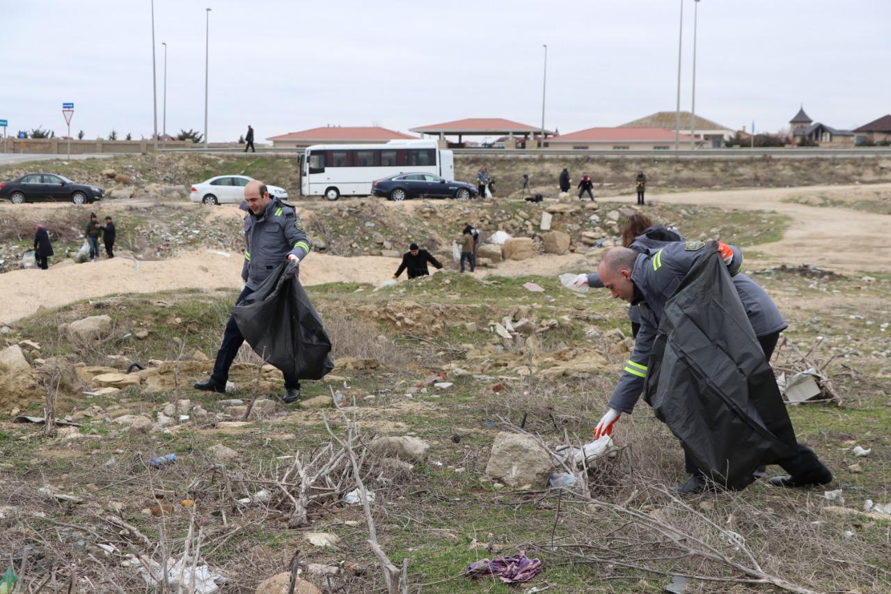 Побережье Каспийского моря очистили от пластиковых отходов (ФОТО)